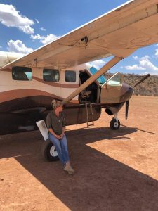 Angela Styles wartet auf die Ankunft von Limpopo, der liebenswürdigerweise von Vanessa und Digby Bristow und ihrem Team zur Flugpiste gebracht wurde. Die Temperaturen liegen zu dem Zeitpunkt bei 42 Grad Celsius.