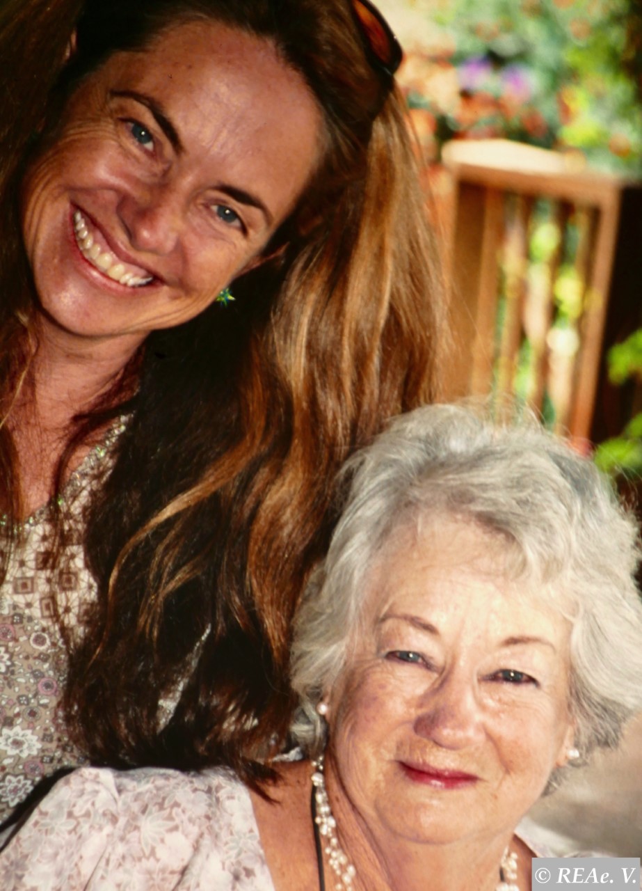 Angela zusammen mit ihrer Mutter Daphne